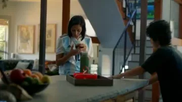 Adidas Lionel Messi de l'Argentine de l'Équipe Nationale à la Maison au Stade Maillot porté par Emma (Mishel Prada) dans Vida (Saison 02 Épisode 07)