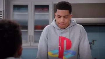 Urban Outfitters PlayStation Hoodie Sweatshirt usado por Andre Johnson, Jr. (Marcus Scribner) en negro (Season04 Episode09)