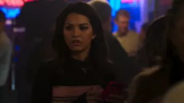 Free People Mountain Mama Superposition des Cultures, le Pull porté par Humberly González dans le noir (Season01 Episode09)