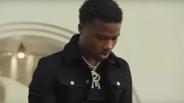 R Or Pendentif de Roddy Ricch dans son clip Tha Boue