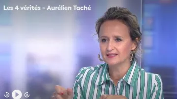 La robe chemise mi-longue rayures vertes de Caroline Roux dans Télématin les 4 vérités le 06.06.2019