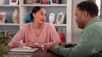 Topshop Front Seam V Neck Sweater usado por Rainbow Johnson (Tracee Ellis Ross) en negro (Season04 Episode09)