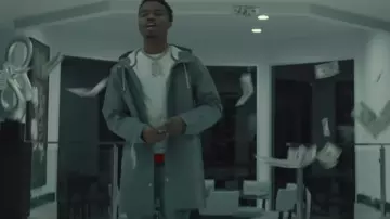 Pluie grise veste de Roddy Ricch dans son clip vidéo Tha Boue