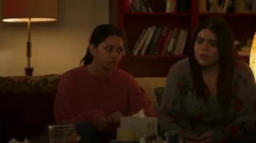 & Other Stories Mgmg Fronces Knitwear_Hot Rose porté par Humberly González dans le noir (Season01 Episode10)