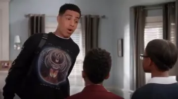 Eleven Paris Journey Captured Sweatshirt usada por Andre Johnson, Jr. (Marcus Scribner) en negro (Season04 Episode10)