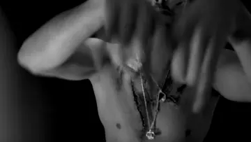 Le collier à pendentif couronne argent de Hayce Lemsi dans son clip Écorché Vif