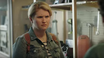 Veste en jean porté par Cynthia (Jillian Bell) comme on le voit dans l'Épée de Confiance