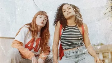 Crop top blanco a rayas usado por Chantal (Karena Evans) en Firecrackers