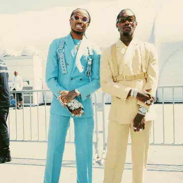 El traje azul que usó Offset en su cuenta de Instagram @offsetyrn
