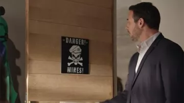 le panneau "danger ! mines !" sur la porte de la chambre d'Arthur Bastide (Auguste Yvon) dans Un si grand soleil