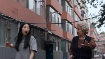 Camiseta gris usada por Billi (Awkwafina) como se ve en The Farewell