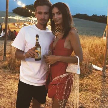 El vestido corto rojo ladrillo usado por Emily Ratajkowski en el show de Jacquemus el 25 de junio de 2019
