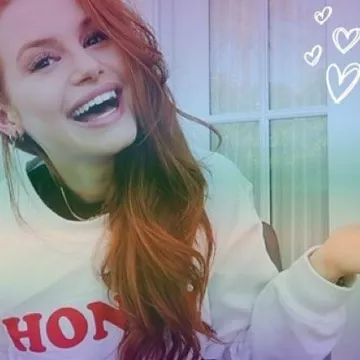 The sweatshirt with white writing Honey in red worn by Madelaine Petsch on his account Instagram