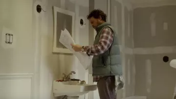 Chaqueta de chaleco gris de globo usada por Phil (Greg Kinnear) en Phil