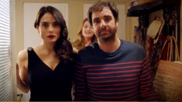 Le pull marinière bleu rayé rouge de Nicolas (Grégory Montel) dans Le Grand bazar (Saison 1)