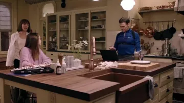 Camisa azul debajo de la armadura usada por Elgie (Billy Crudup) como se ve en Where'd You Go, Bernadette