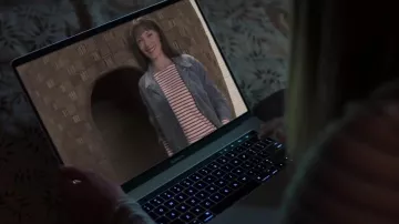 Computadora portátil MacBook Pro como se ve en Where'd You Go, Bernadette