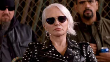 Les lunettes de soleil portées par Janine "Schtroumpf" Cody (Ellen Barkin) comme on le voit dans le Règne Animal S04E01