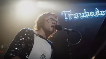 Camisa azul con estrellas plateadas usada por Elton John (Taron Egerton) como se ve en Rocketman
