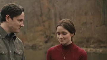 Suéter de cuello de tortuga de punto rojo oscuro usado por Mara (Alice Englert) en Them That Follow