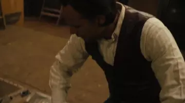 CHALECO MARRÓN OSCURO usado por Lemuel (Walton Goggins) en Them That Follow