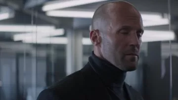 Black Pull à col Roulé porté par Deckard Shaw (Jason Statham) dans Fast & Furious Présente: Hobbs & Shaw