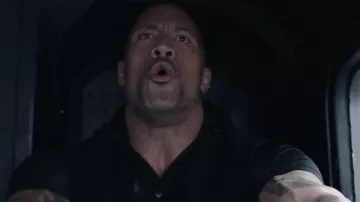 Noir chemise à manches Courtes porté par Luke Hobbs (Dwayne Johnson) dans Fast & Furious Présente: Hobbs & Shaw