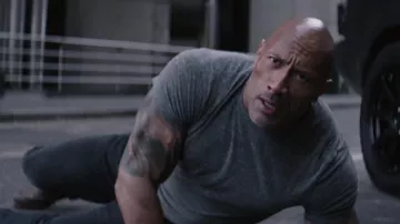 Gris col rond t-shirt porté par Luke Hobbs (Dwayne Johnson) dans Fast & Furious Présente: Hobbs & Shaw