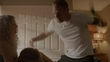 Camiseta blanca usada por Pete Koslow (Joel Kinnaman) en The Informer