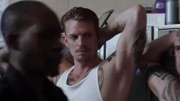 Camiseta sin mangas blanca usada por Pete Koslow (Joel Kinnaman) en The Informer