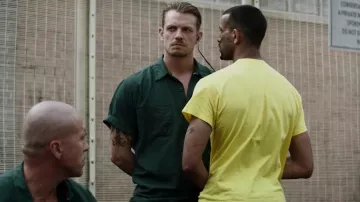 Camisa de manga corta Forest Green usada por Pete Koslow (Joel Kinnaman) en The Informer