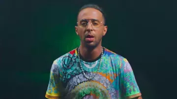 The eyeglasses frame golden Naps in her video clip, It Is Made For That