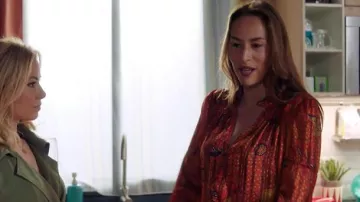 La blusa floral de Rose (Vanessa Demouy) en Tomorrow nos pertenece