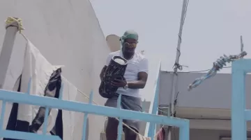 L'enceinte portable JBL Boombox d'un membre de 4Keus dans leur clip M'en aller