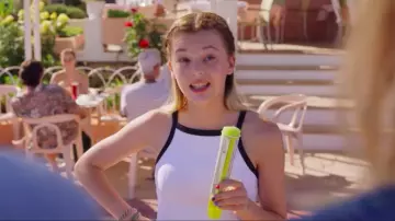 La camiseta sin mangas blanca con cuello negro de Manon (Pili Groyne) en Ibiza