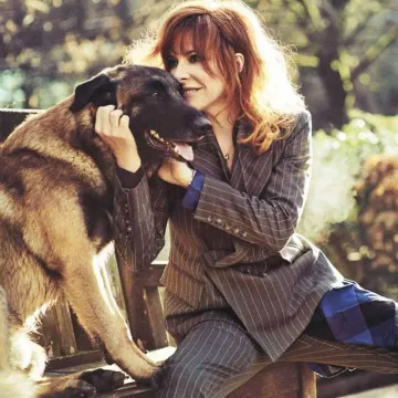 La chaqueta blazer gris con rayas blancas que lleva Mylène Farmer en la cuenta de instagram de @mylene.farmer