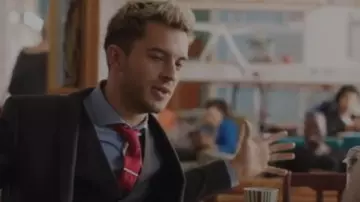 The light grey suit 3 pieces from Pete Holmes (Pete Holmes) in Crashing (S01E06)