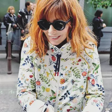 Chaqueta floral The High by Claire Campbell usada por Mylène Farmer en la cuenta de Instagram de @mylene.farmer