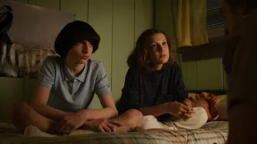 Calcetines deportivos a rayas blancas usados por Mike Wheeler (Finn Wolfhard) en Stranger Things (Temporada 3)