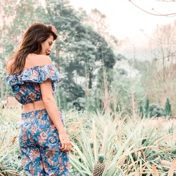 J. Crew Hors de l'épaule en haut de la Liberté paloma porté par Rebecca Kufrin sur son Instagram account @bkoof