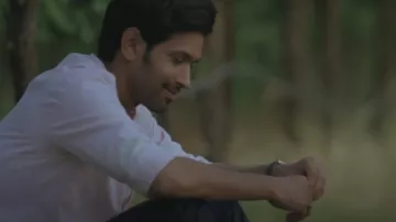 The t-shirt rose pale Karthik (Jitin Gulati) in Broken but Beautiful (S01E01)