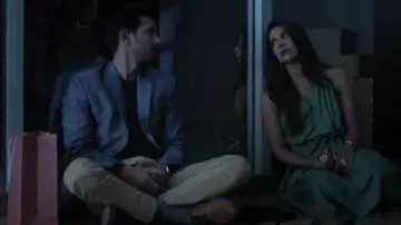 The tan pants cinched de Veer (Vikrant Massey) in Broken but Beautiful (S01E01)
