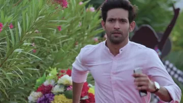 The long sleeve shirt pink de Veer (Vikrant Massey) in Broken but Beautiful (S01E01)
