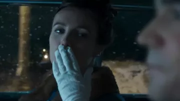 Gants en cuir blanc porté par Jean Groberg (Natalie Medlock) de L'Autre Côté du Ciel 2: le Feu de la Foi