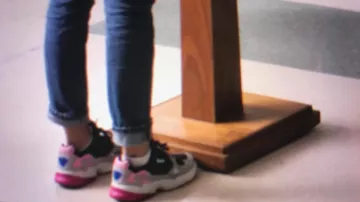 Sneakers Adidas Falcon Moe Truax (Kiana Madeira) in Trinkets (S01E09)