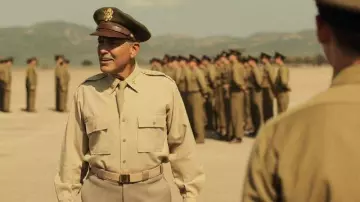 Tie military Scheisskopf (George Clooney) in Catch-22 (S01E01)