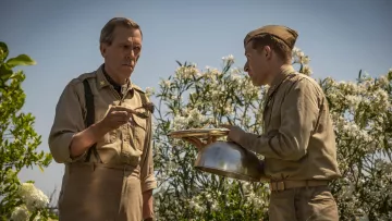The shoulder straps of Major de Coverley (Hugh Laurie) in Catch-22 (S01E01)