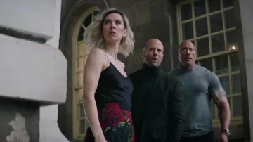 La robe d'été bicolore noire et fleurs rouges de Hattie Shaw (Vanessa Kirby) dans Fast & Furious : Hobbs & Shaw