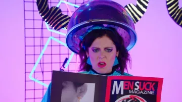 Le serre-tête bleu de Rebecca Bunch (Rachel Bloom) dans Crazy Ex-Girlfriend (S03E01)