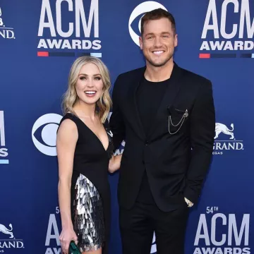 Vestido asimétrico de lentejuelas azul usado por Cassie Randolph en su cuenta de Instagram @cassierandolph